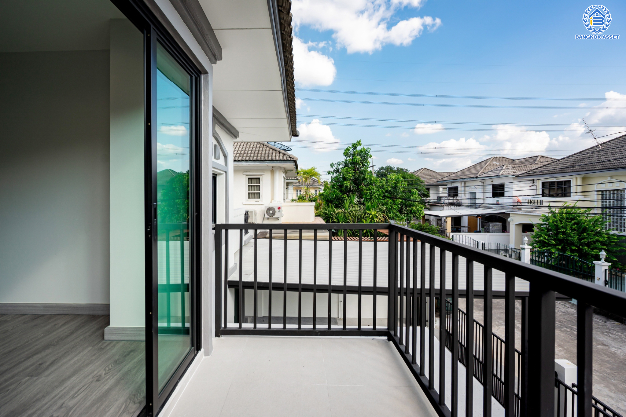 บ้านมือสองตกแต่งใหม่ ม.เพชรวัฒนะ เลียบคลองประปา บ้านเดี่ยว เนื้อที่ 50 ตร.ว. ฟังก์ชันพร้อม 3 ห้องนอน 3 ห้องน้ำ 1 ห้องอเนกประสงค์ จอดรถได้ 2 คัน บนทำเลเชื่อมต่อแจ้งวัฒนะ, ถนนศรีสมาน, ถนนสรงประภา เดินทางสะดวก ใกล้ทางด่วน "บางประอิน-ปากเกร็ด" และรถไฟฟ้าสายสีชมพู "สถานีศรีรัช"